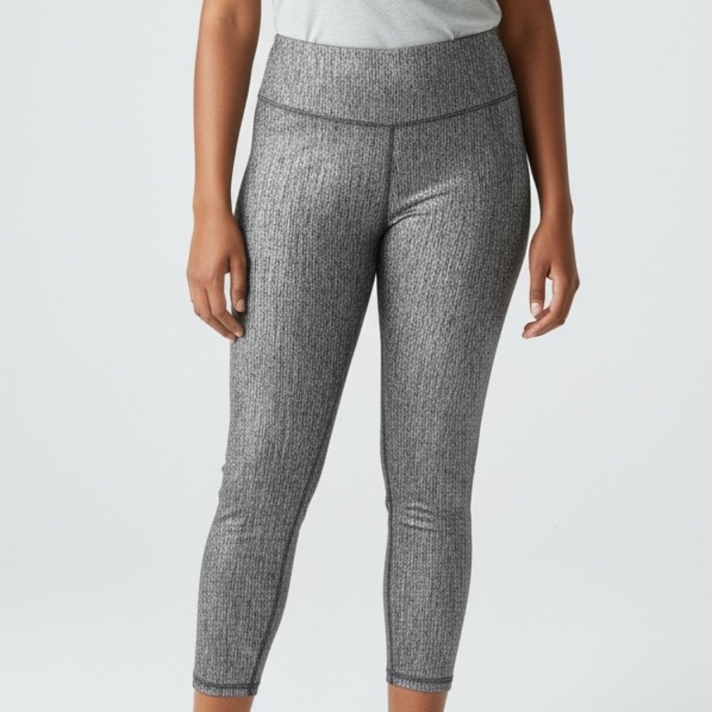 VOGO Athletica Size 1X Heathered Grey High-Waist Crop Leggings